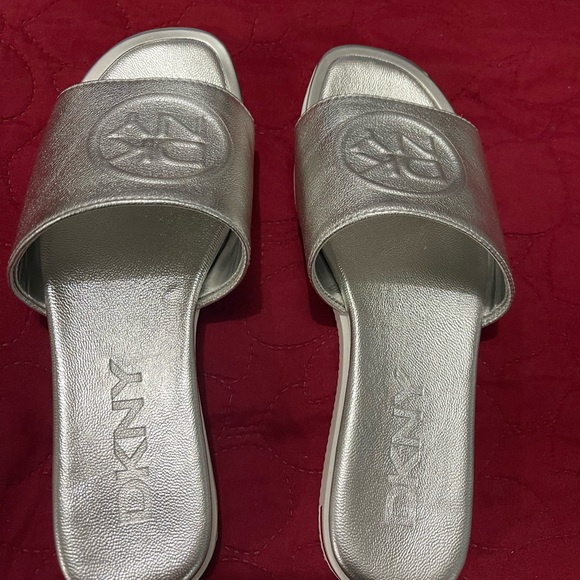 Brand new sandals - Picture 2 of 4